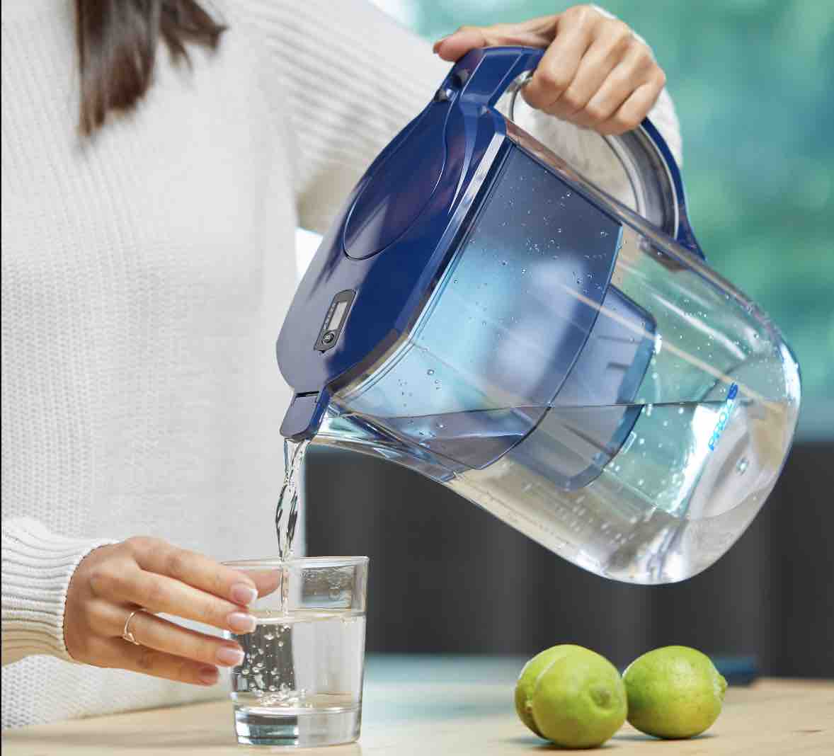 Bere l'acqua del rubinetto con una caraffa filtrante